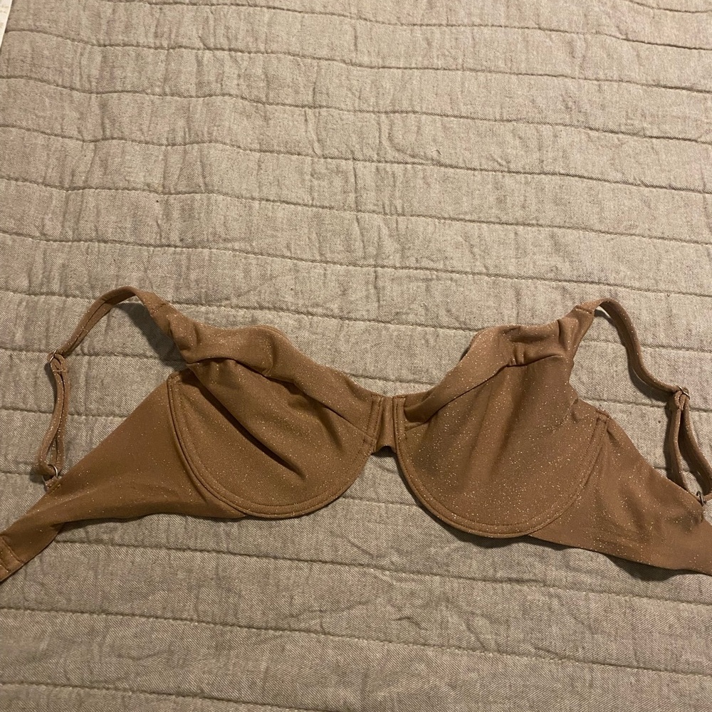 Size small bikini top. Nude and sparkly from A&F. So cute just doesn’t fit me.